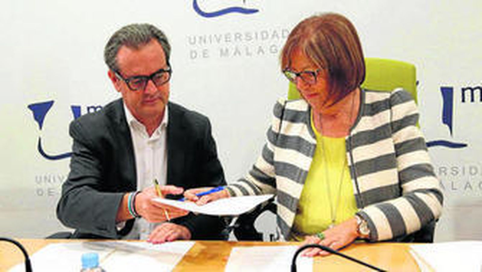 Vigar y De la Calle, ayer, durante la firma del convenio.