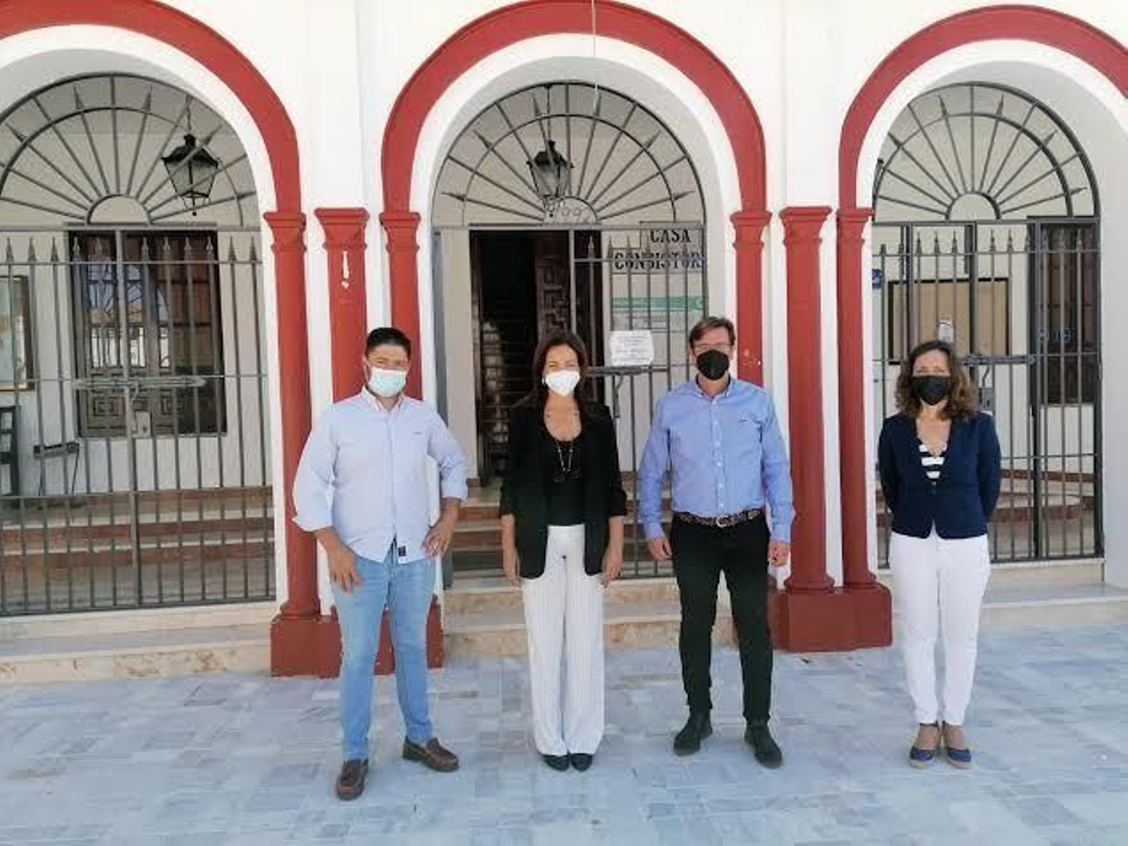 La delegada territorial de Turismo y el alcalde de Villalba, junto a otros miembros de la Corporación municipal La delegada territorial de Turismo y el alcalde de Villalba, junto a otros miembros de la Corporación municipal