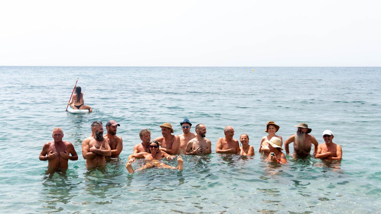 Algunos de los participantes dándose un baño en Cantarriján