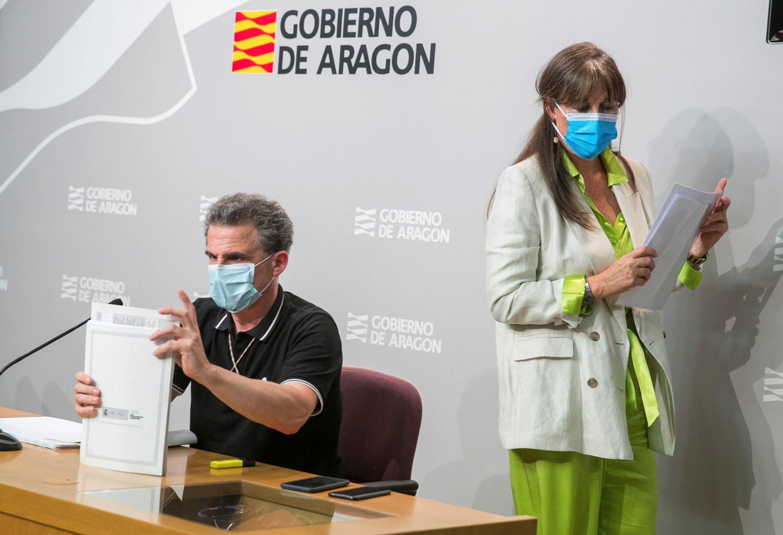 La consejera de Sanidad del Gobierno de Aragón, Sira Repollés (d), y el director general de Salud Pública, Francisco Javier Falo, durante su comparecencia.