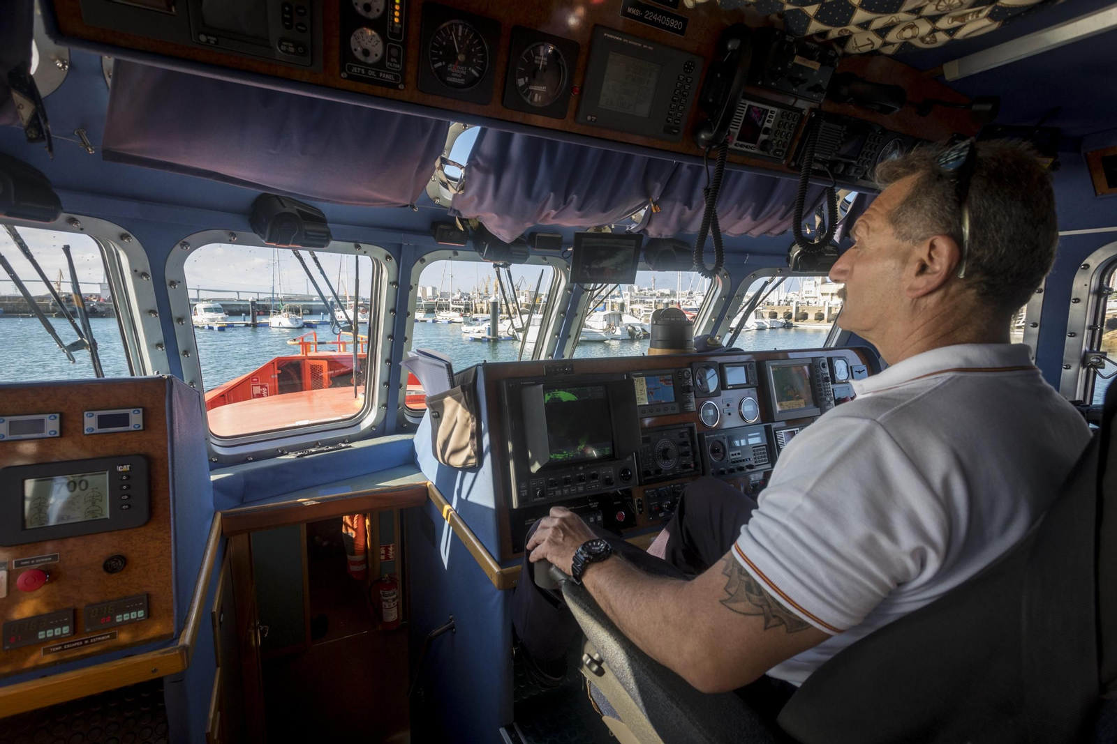 Un operario esperando las indicaciones del patrón del barco.