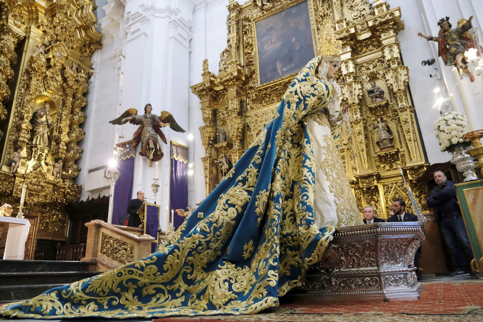 El nuevo manto de la Virgen de la Trinidad de Córdoba, en imágenes