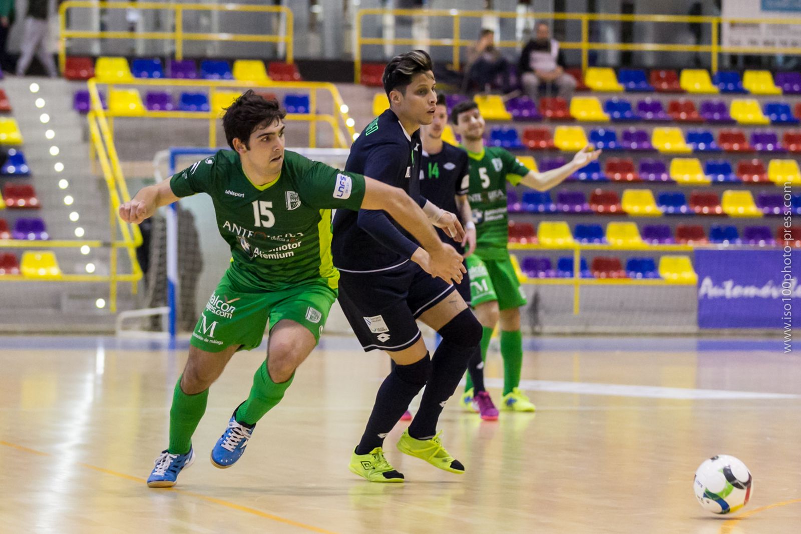 Miguel Fernández avanza ante un rival.