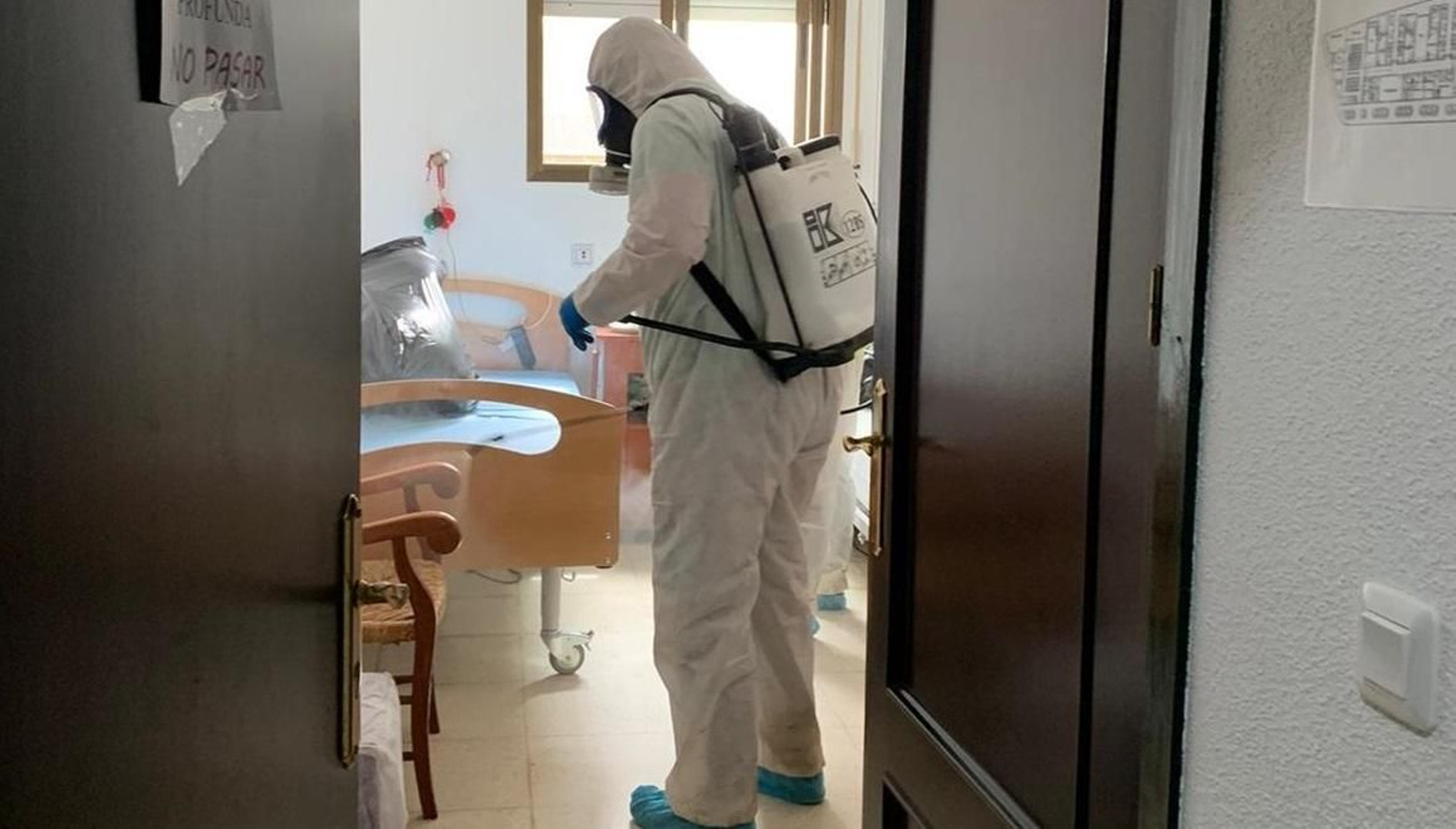 Desinfección en la residencia de mayores de Torrecampo.