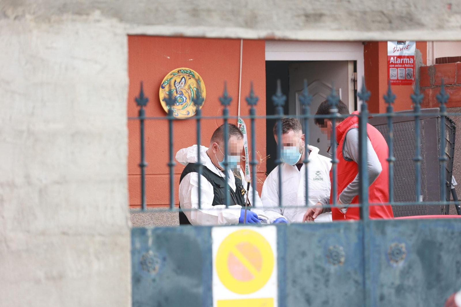 Agentes de la Guardia Civil, este lunes en el escenario del crimen de La Algaba.
