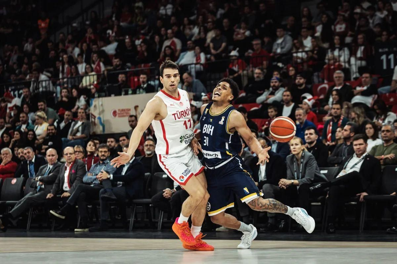 Mucho protagonismo de Castañeda y Sulejmanovic en el Turquía-Bosnia