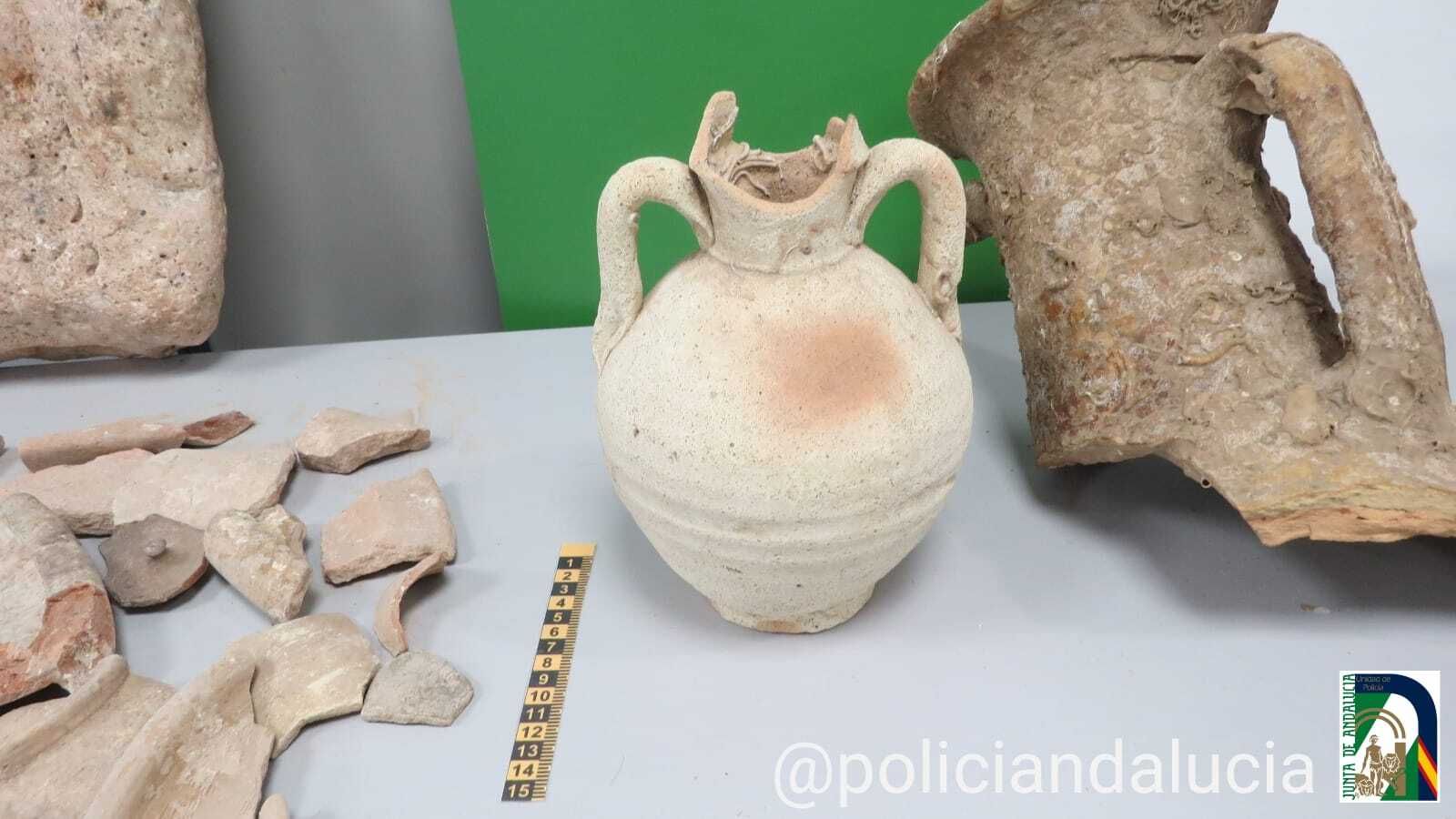 Agentes de la Policía Adscrita recuperan restos arqueológicos y los entregan al Museo de Almería