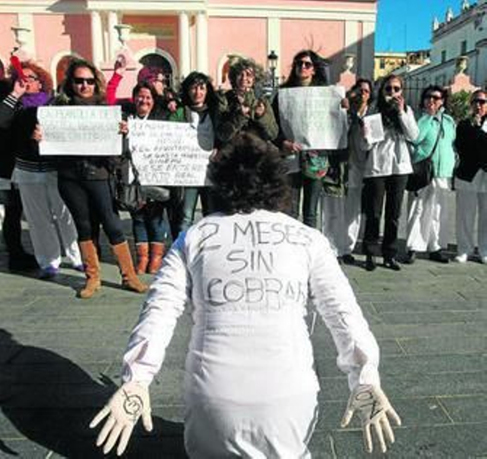 Trabajadoras de Assitel se concentraron ayer en la Plaza de Jessús en su primer día de huelga indefinida.