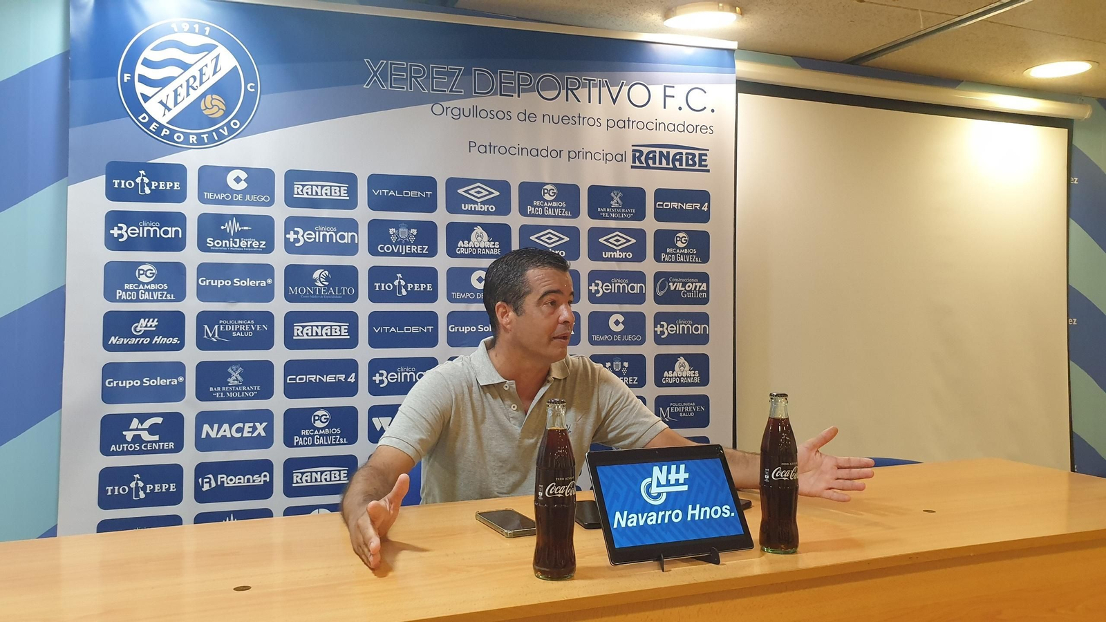 Pérez Herrera, técnico del Xerez DFC, en un momento de la rueda de prensa que ha ofrecido este vienes en Chapín.