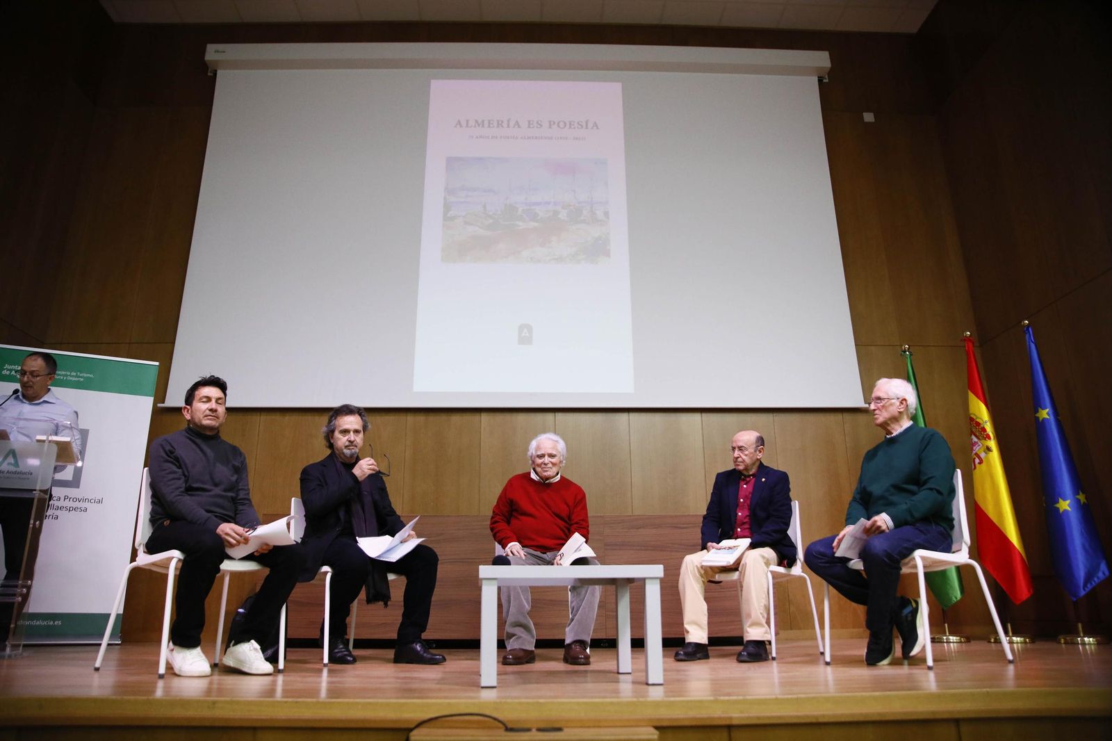 Las imágenes de la presentación del libro "Almería es poesía" en la biblioteca Villaespesa de la ciudad de Almería