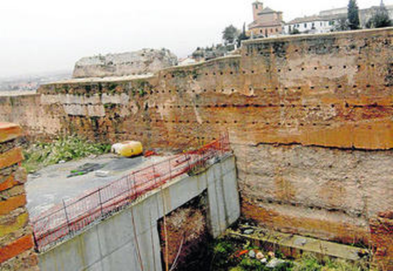 Imagen del estado de abandono en que se encuentra en estos momentos la histórica muralla.
