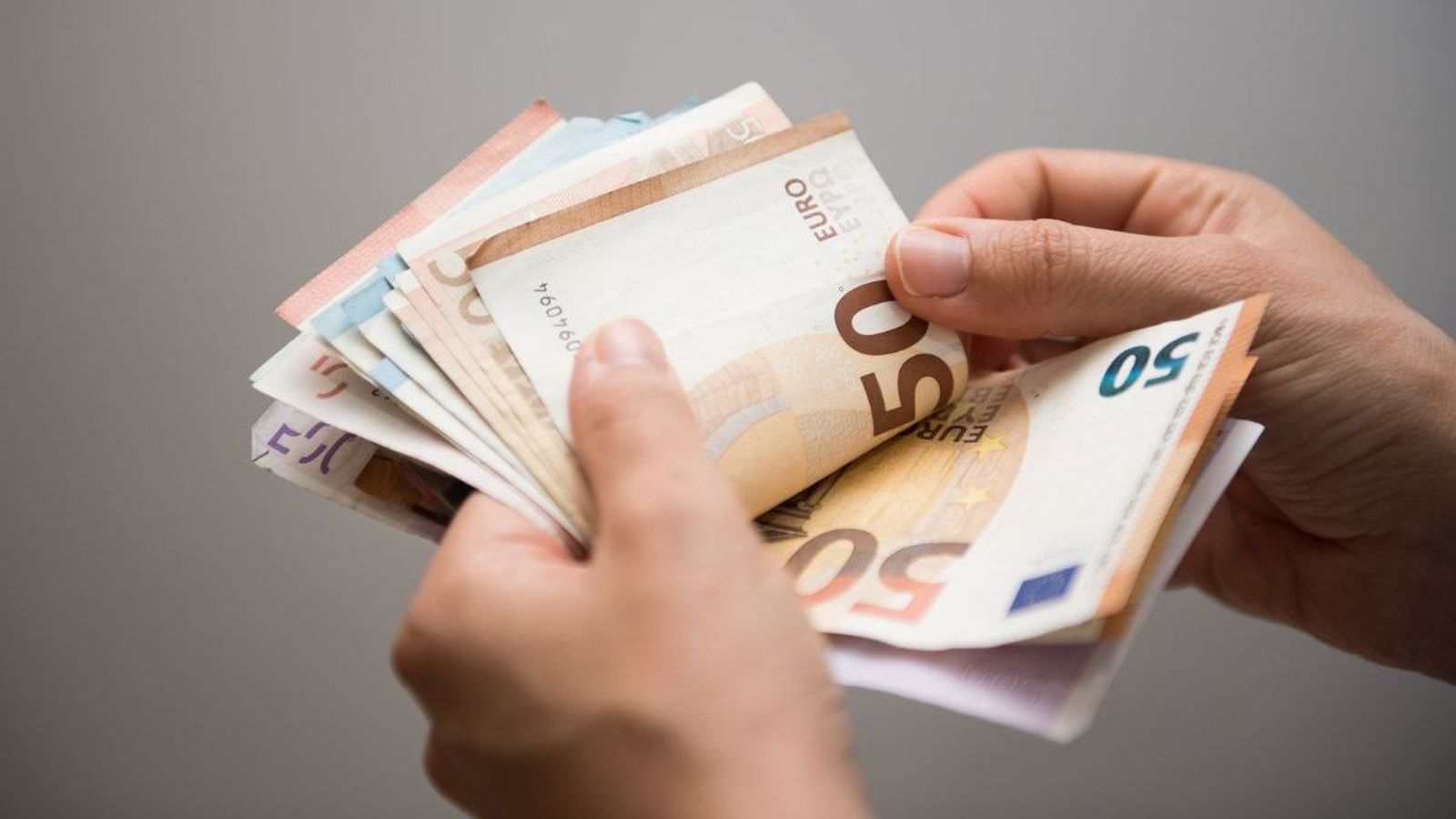 Condenan a presidente de comunidad a pagar 14.000 euros por morder a un vecino en la cara