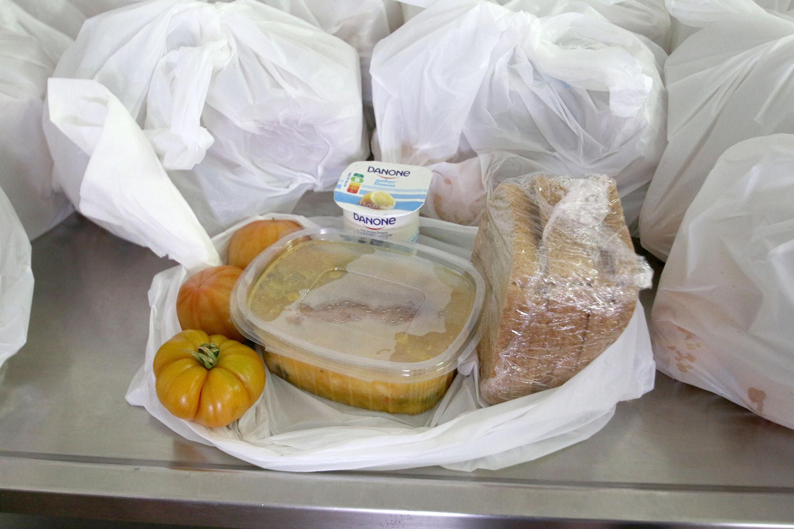 Bolsa de comida servida en un catering social.