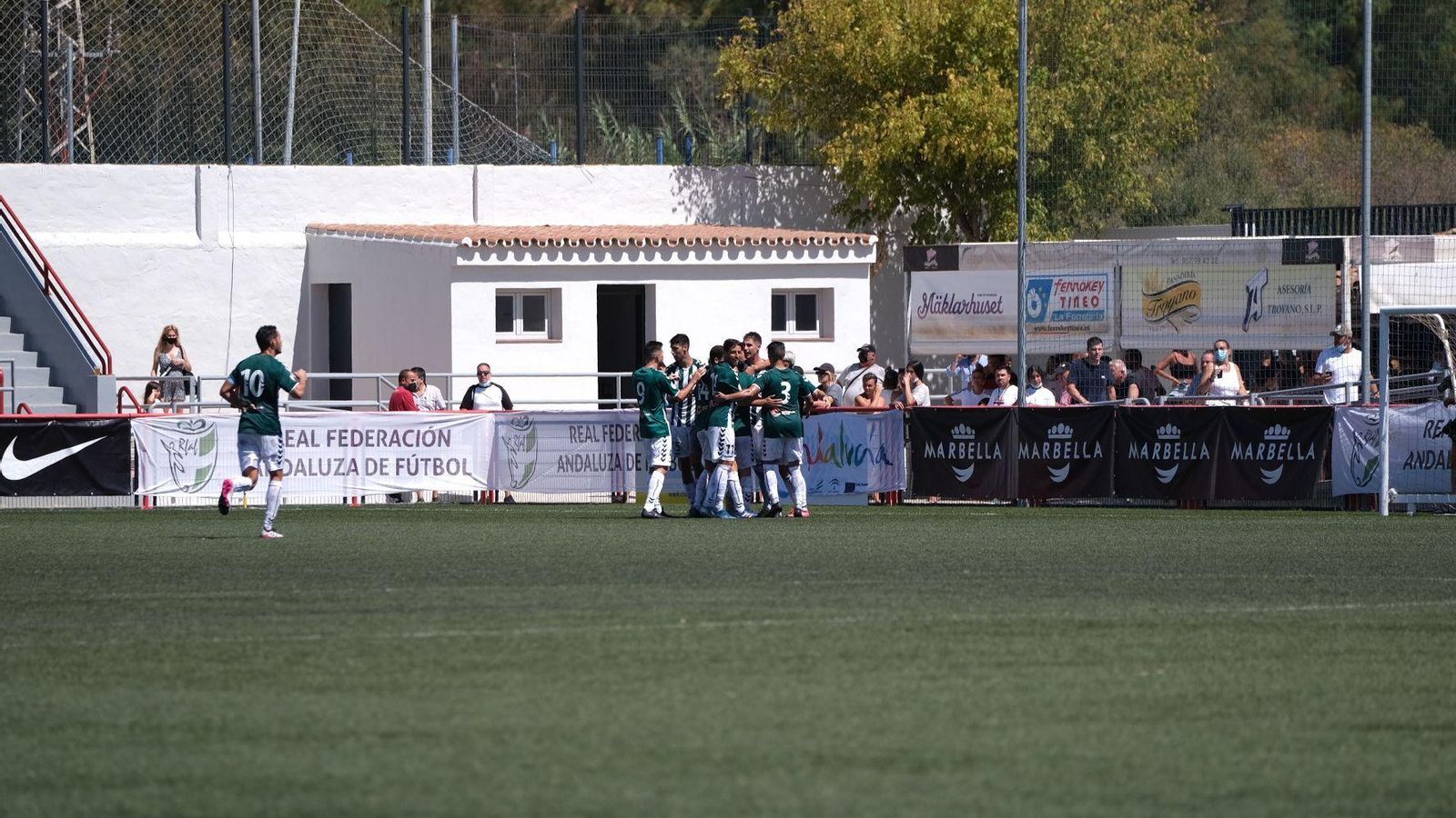 Los jugadores del Juventud Torremolinos, celebrando uno de sus goles.