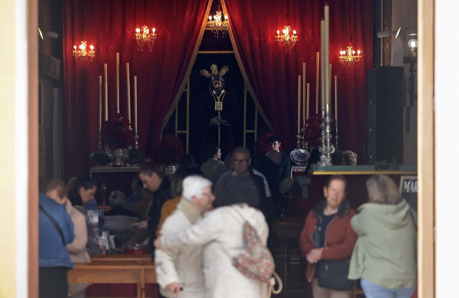 El tradicional besapiés del Cristo de Medinaceli de Algeciras, en imágenes