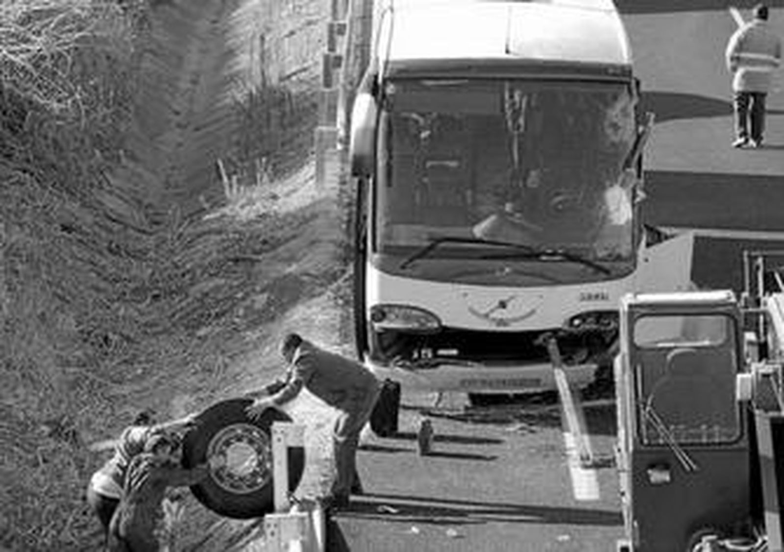 Estado en el que quedó el autobús siniestrado, ayer por la mañana.