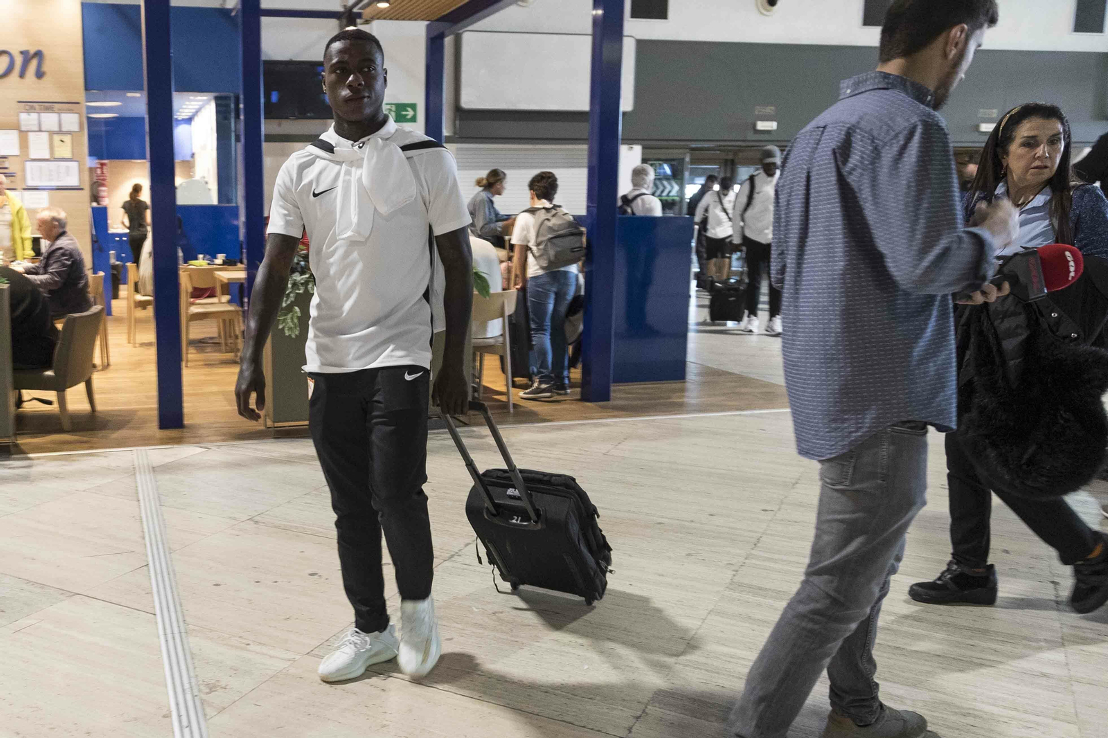 Promes carga con su bagaje en el viaje a África.