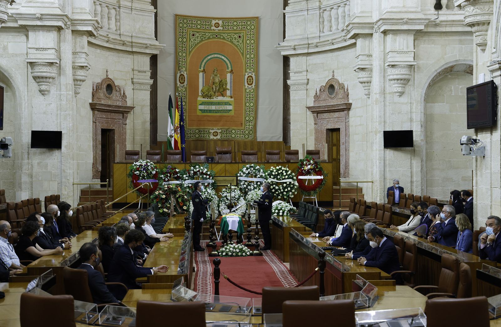 Las imágenes de la capilla ardiente de Manuel Clavero en el Parlamento de Andalucía