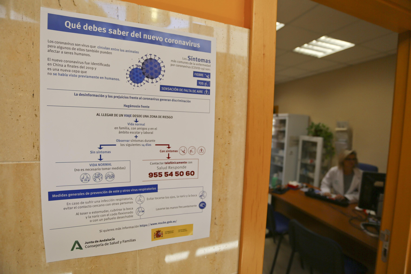 Cartel contra el coronavirus en un centro sanitario.