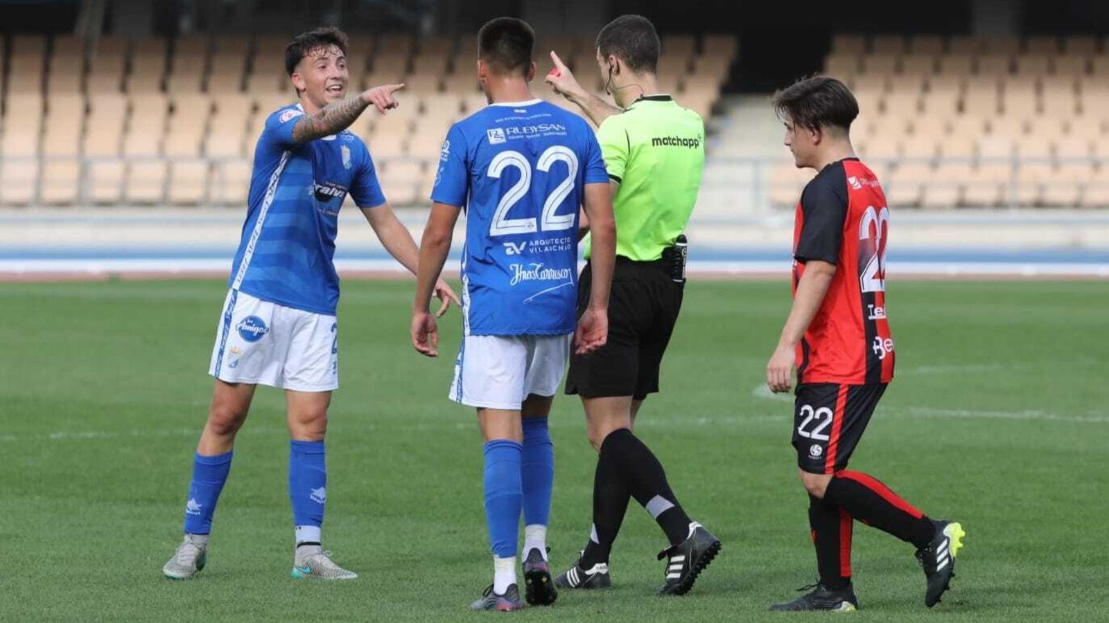 Ramón protesta al colegiado.