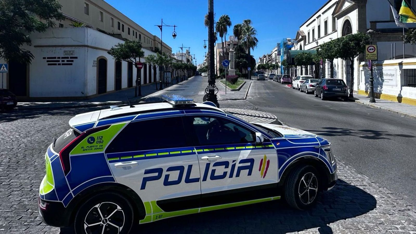 Un coche de la Policía Local, en la plaza de los Jazmines.