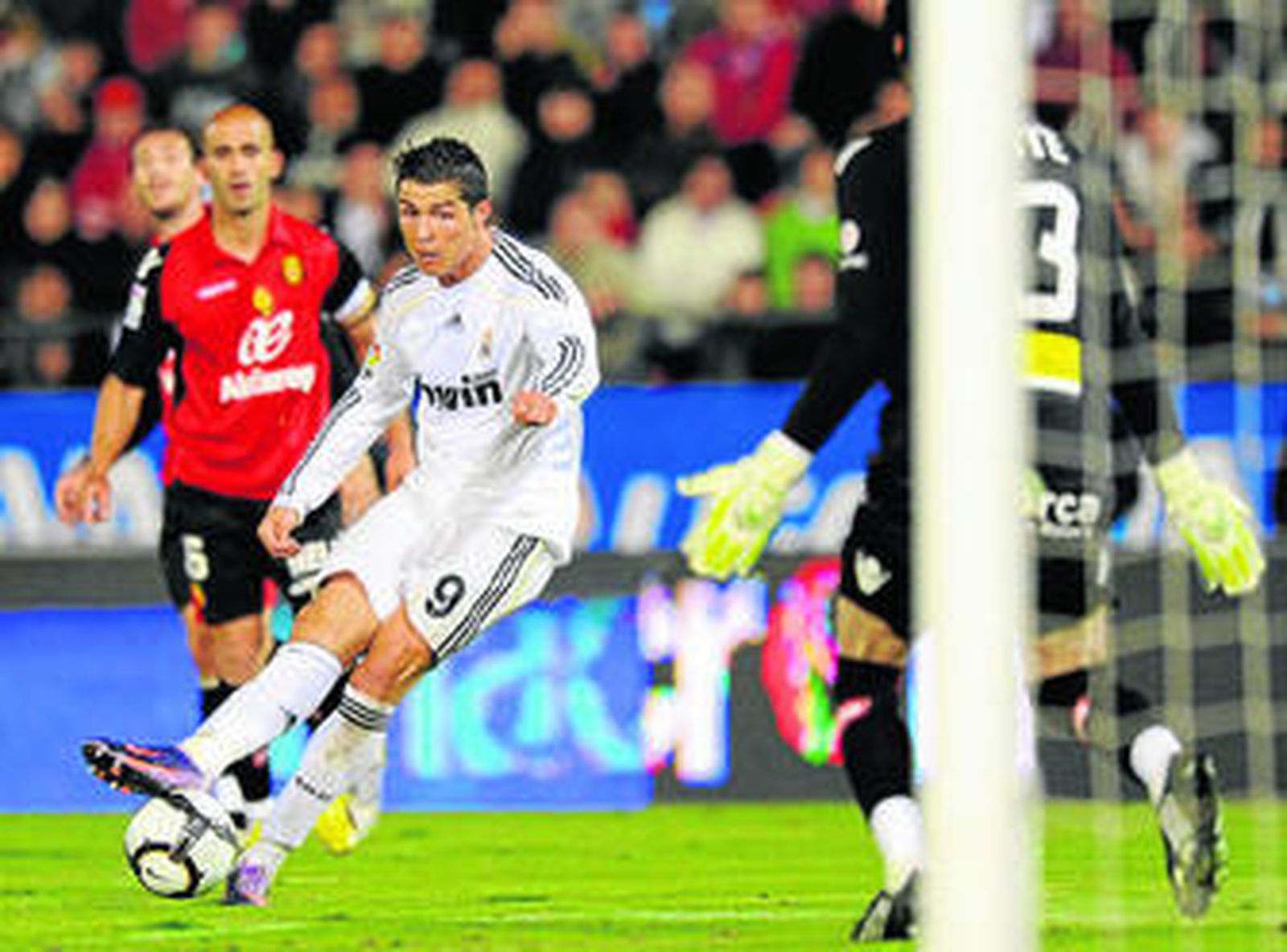Cristiano Ronaldo dispara ante la salida de Aouate en la acción de su tercer gol.