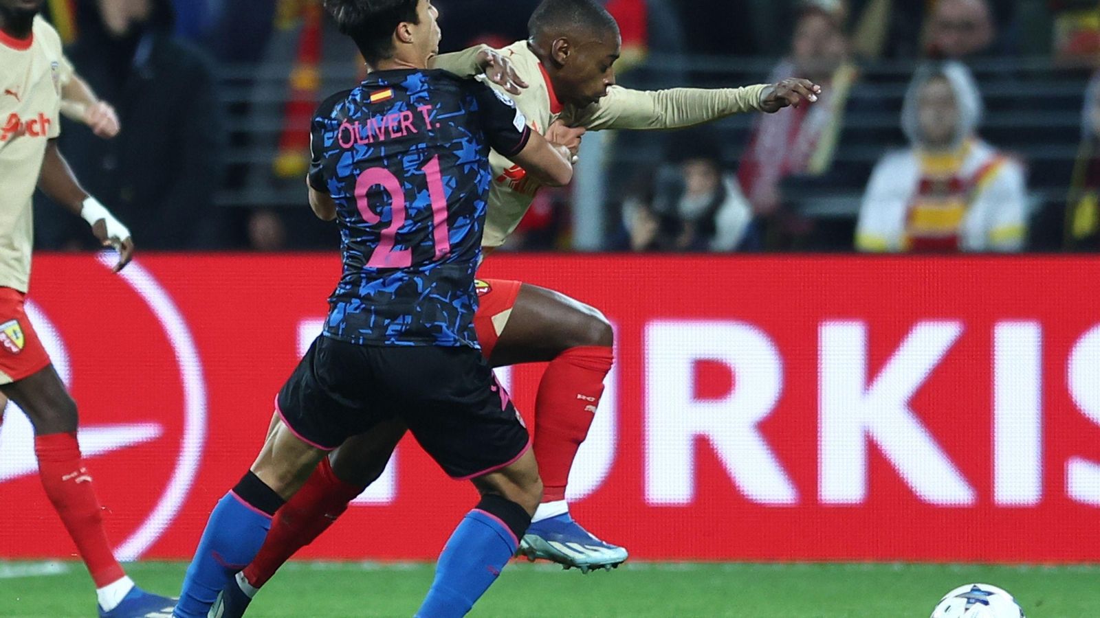 Óliver Torres parece perder su duelo ante Abdul Samed.