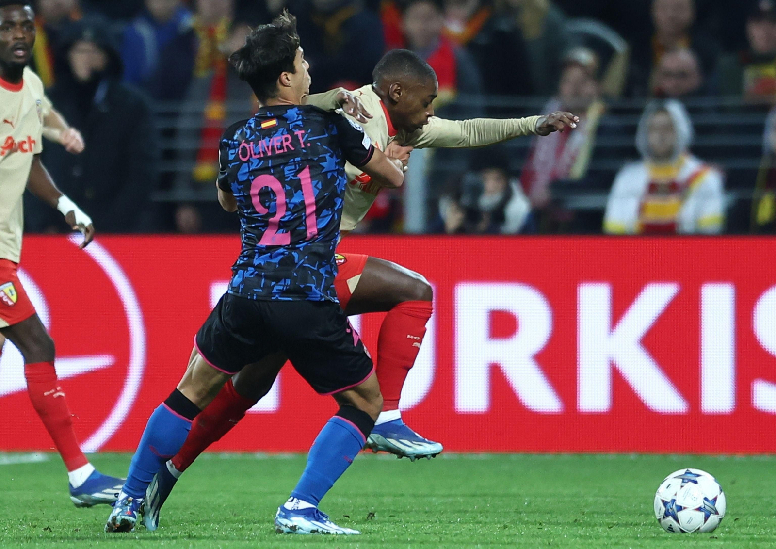 Óliver Torres parece perder su duelo ante Abdul Samed.