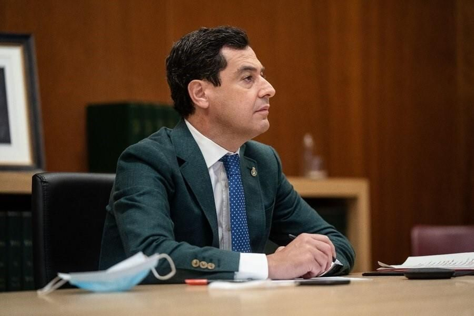 Juanma Moreno, durante la videoconferencia con Pedro Sánchez. Juanma Moreno, durante la videoconferencia con Pedro Sánchez.