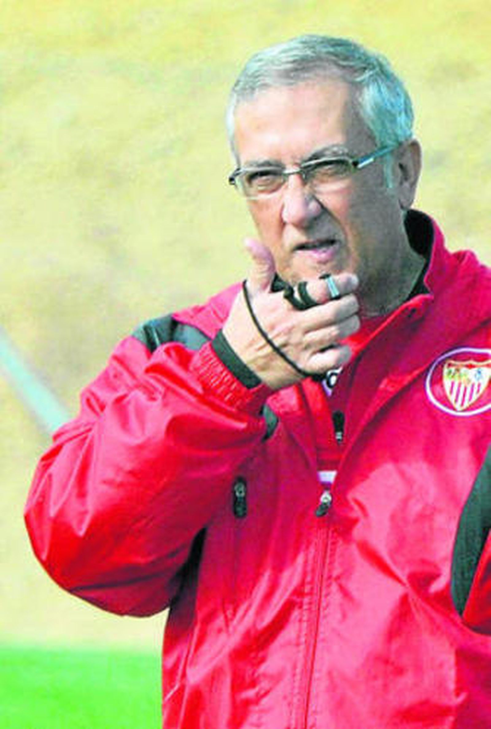 Gregorio Manzano, dirigiendo a su equipo.