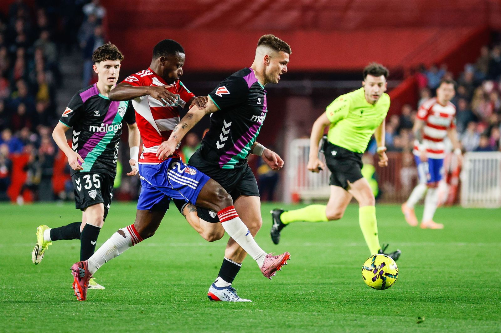 Diallo presiona a un rival en el partido ante el Málaga