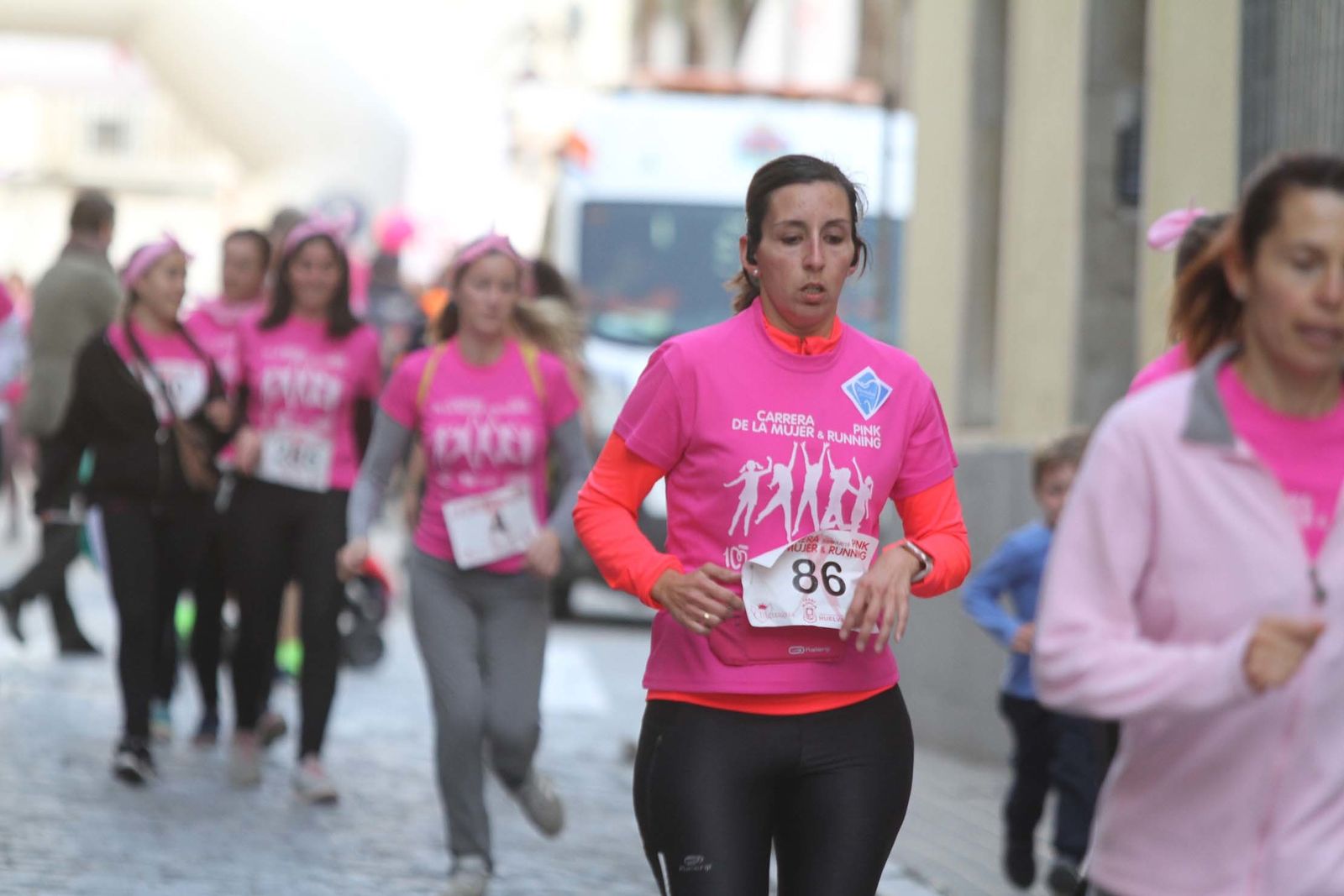Imágenes de la Carrera contra el cáncer de mama de Huelva.