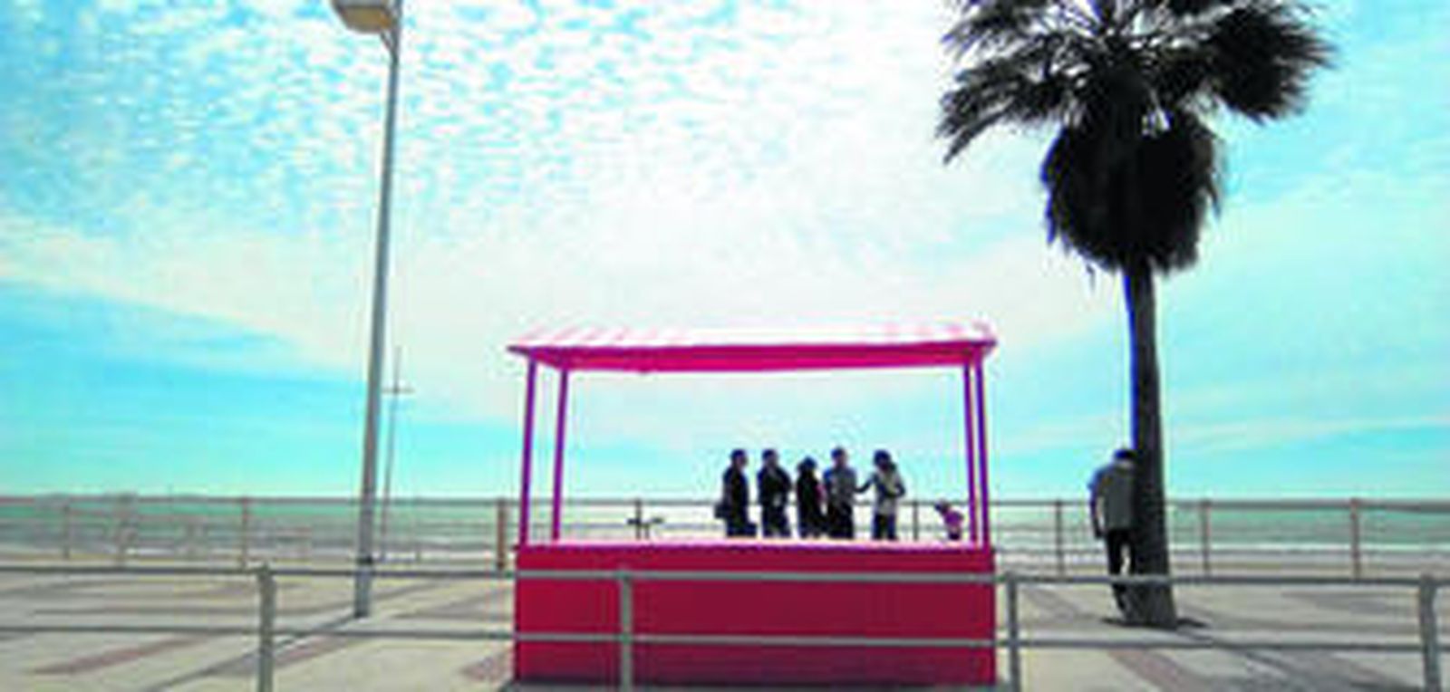 Los participantes en la reunión de Comercio, con la imagen de uno de los puestos que se instalarán.