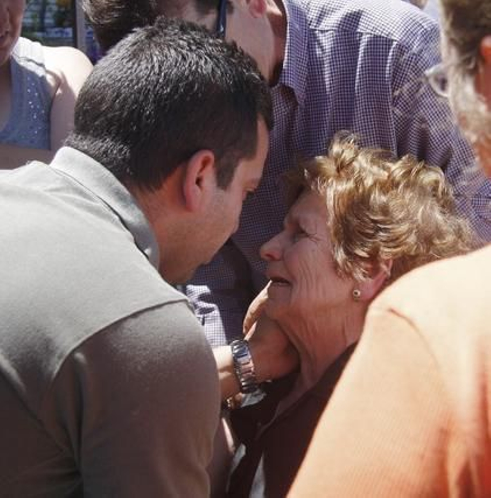 Águeda Molina, madre de Guadalupe, es consolada por un familiar.

Foto: B. Vargas / Efe