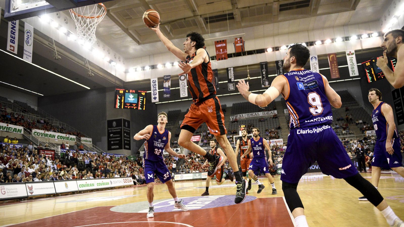 Sergio Olmos intenta la bandeja en el duelo ante Palencia de la pasada semana.