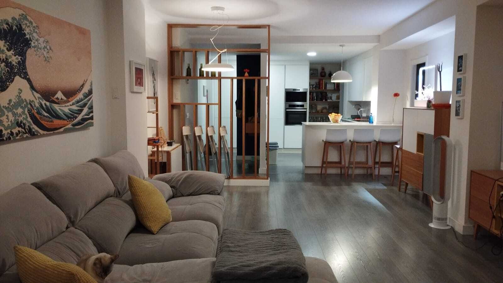 Una cocina integrada al salón en Cádiz en una reforma de vivienda del arquitecto Mario Barrios