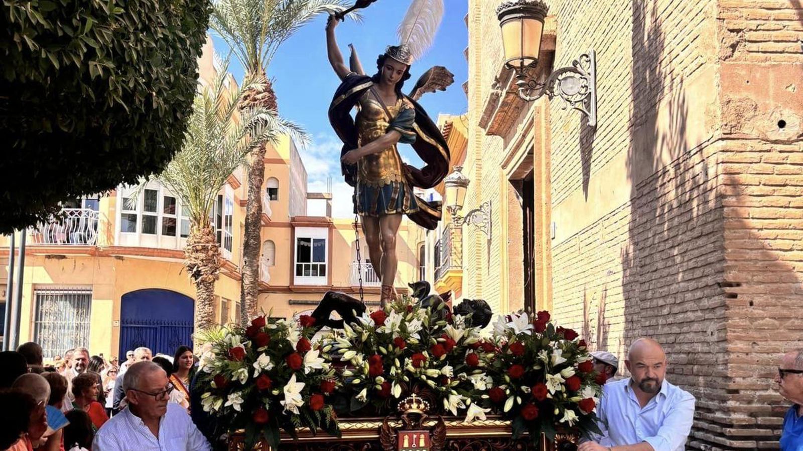 Salida del patrón San Miguel Arcángel en procesión.