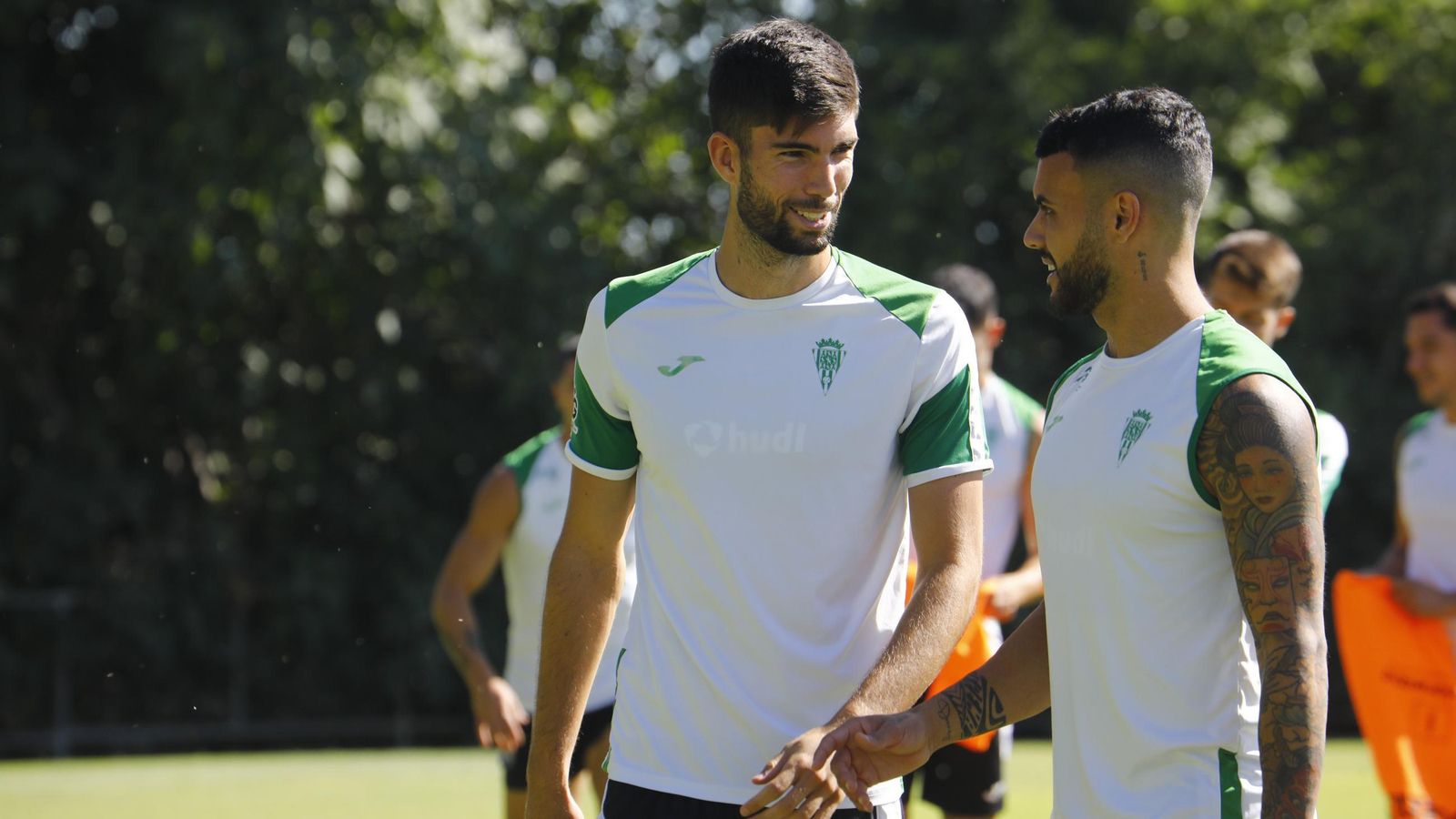 Théo Zidane y Álex Martín bromean en un entrenamiento del Córdoba CF.