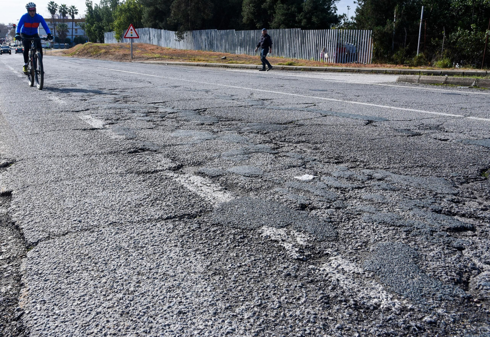 Las grietas y socavones de la carretera autonómica A-8006 de Sevilla a La Algaba y Villaverde