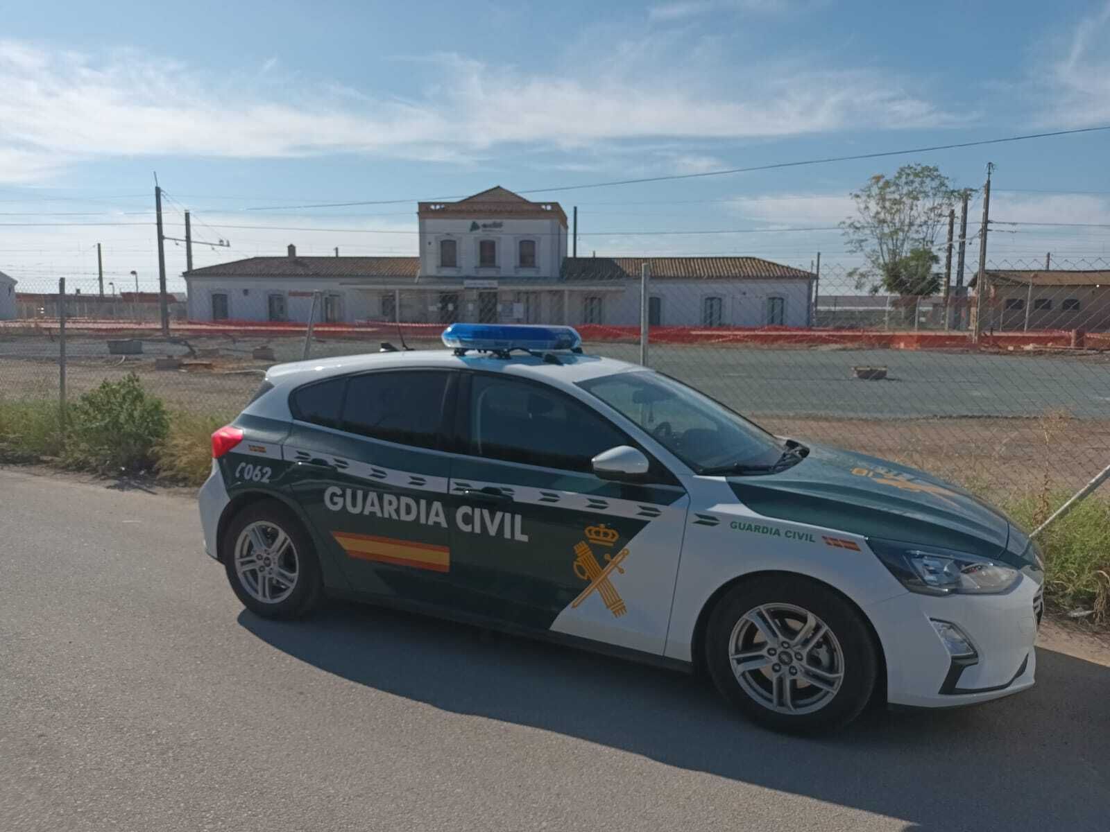 Un patrullero frente a la estación de Los Rosales.