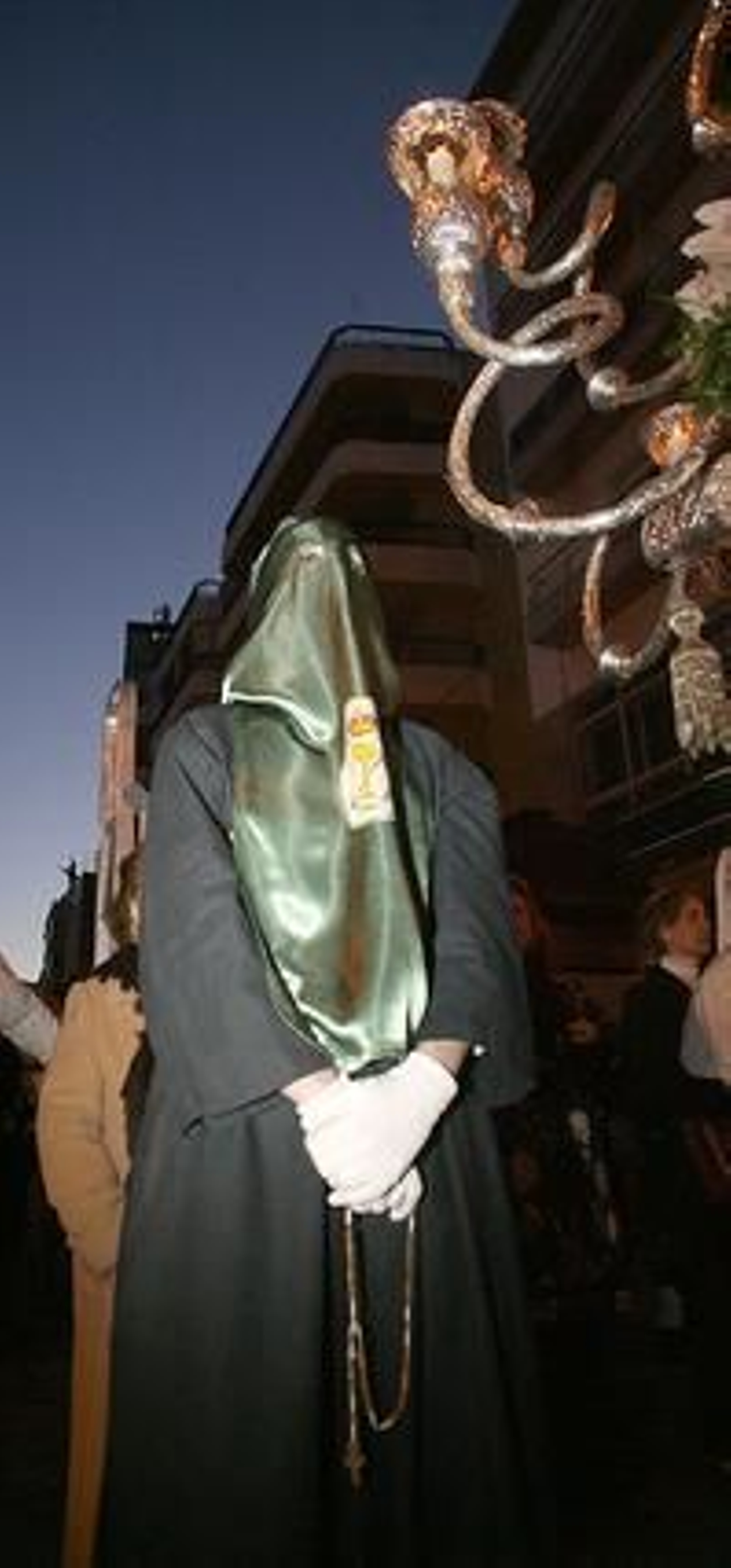 La ciudad se echó a la calle para acompañar a los pasos. Fotos: Espínola / Begoña Mora