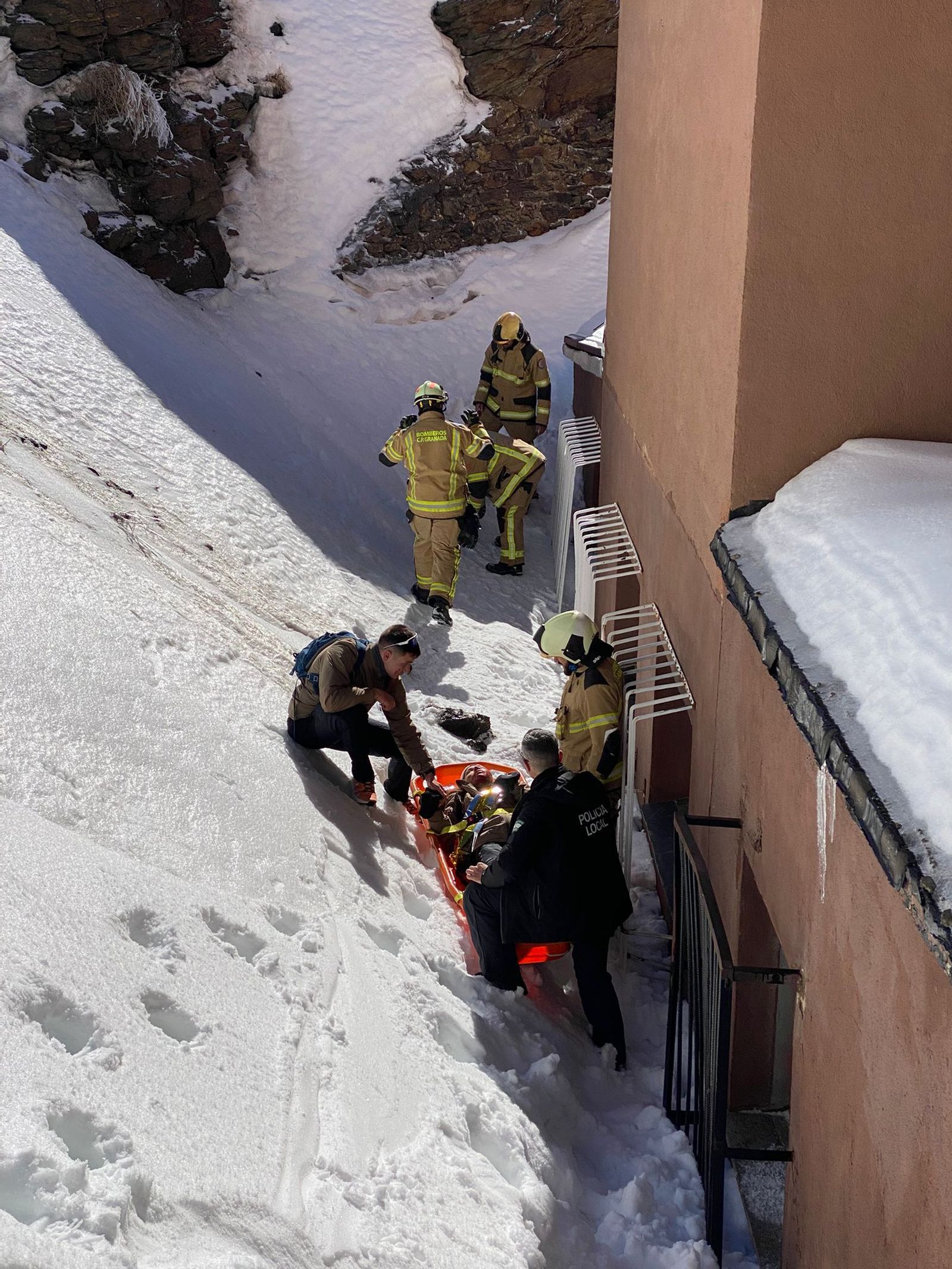 Momento del rescate de la mujer herida.