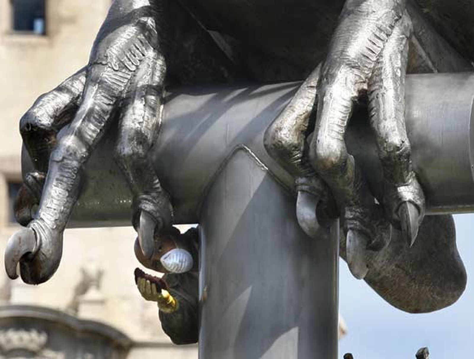 Un operario limpia las patas del pájaro-jaula en la mañana de ayer.