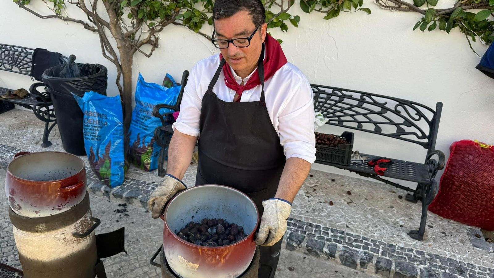 Un ojeneto prepara castañas asadas.