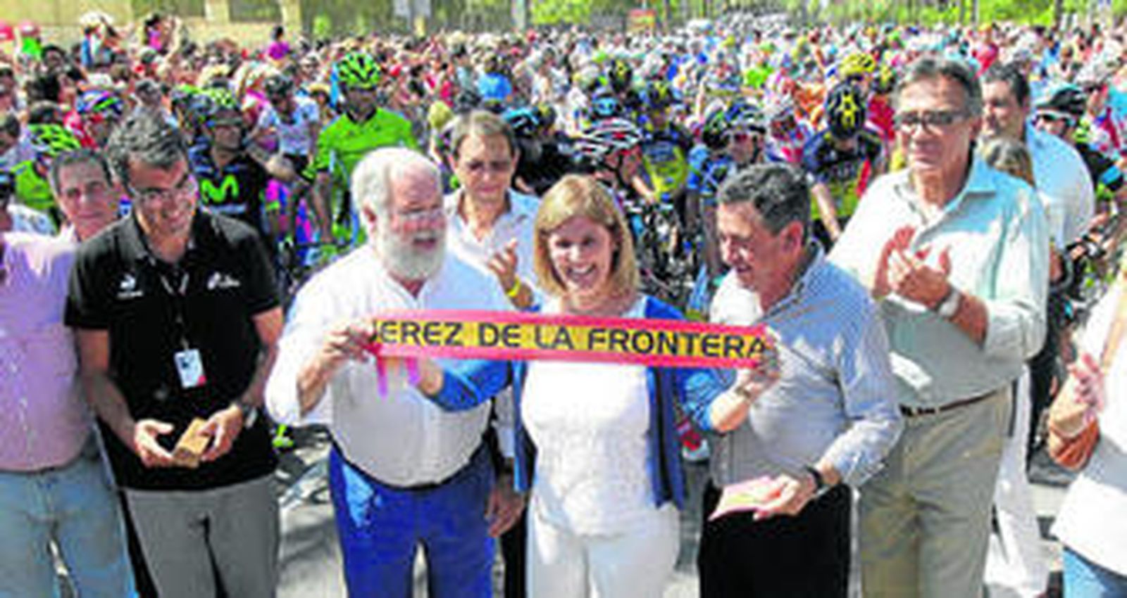 El ministro de Agricultura, la alcaldesa y el presidente de la Diputación durante el acto protocolario de corte de cinta para iniciar la etapa.