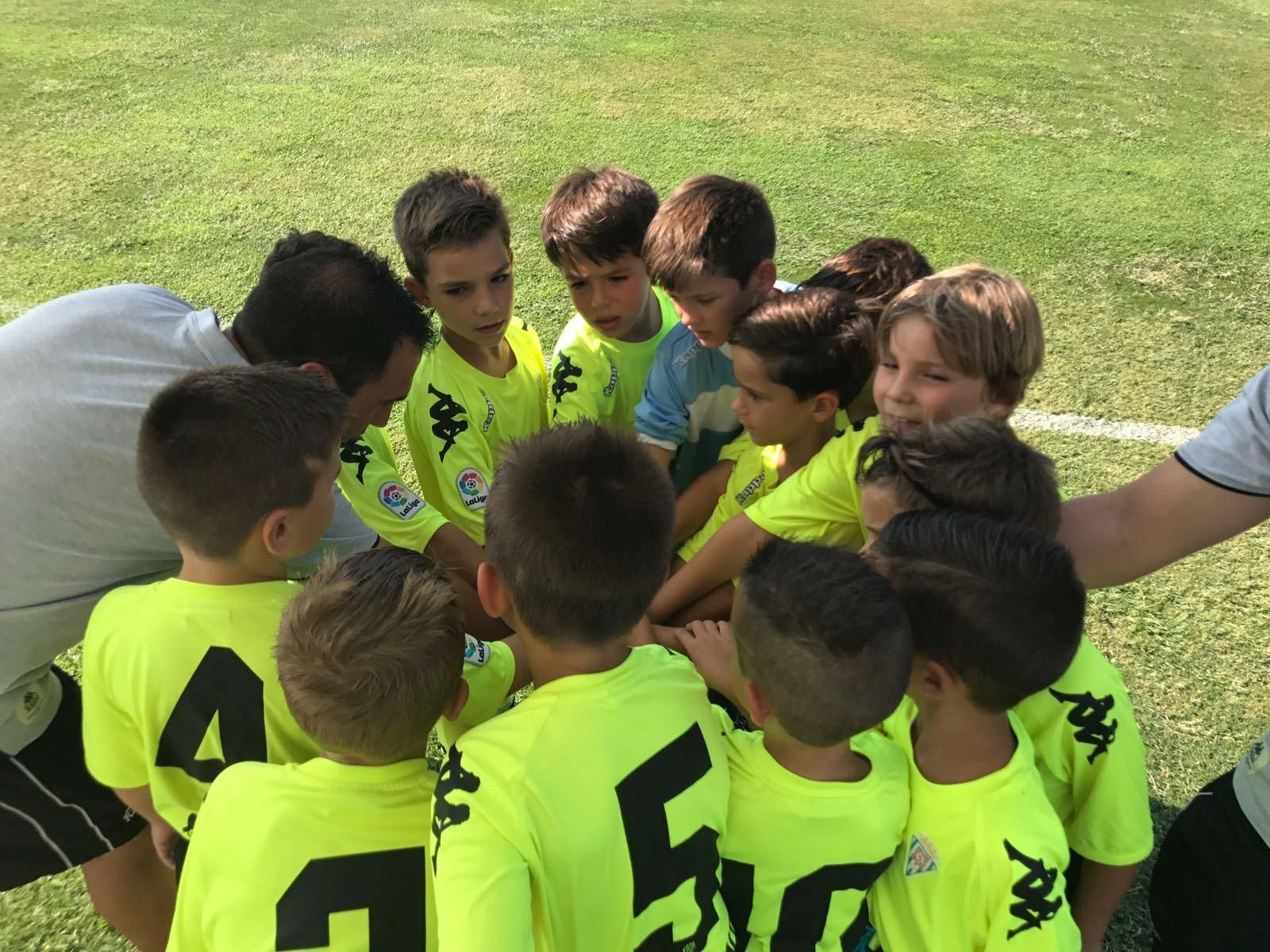 Los jugadores del Córdoba benjamín hacen una piña antes de un partido.