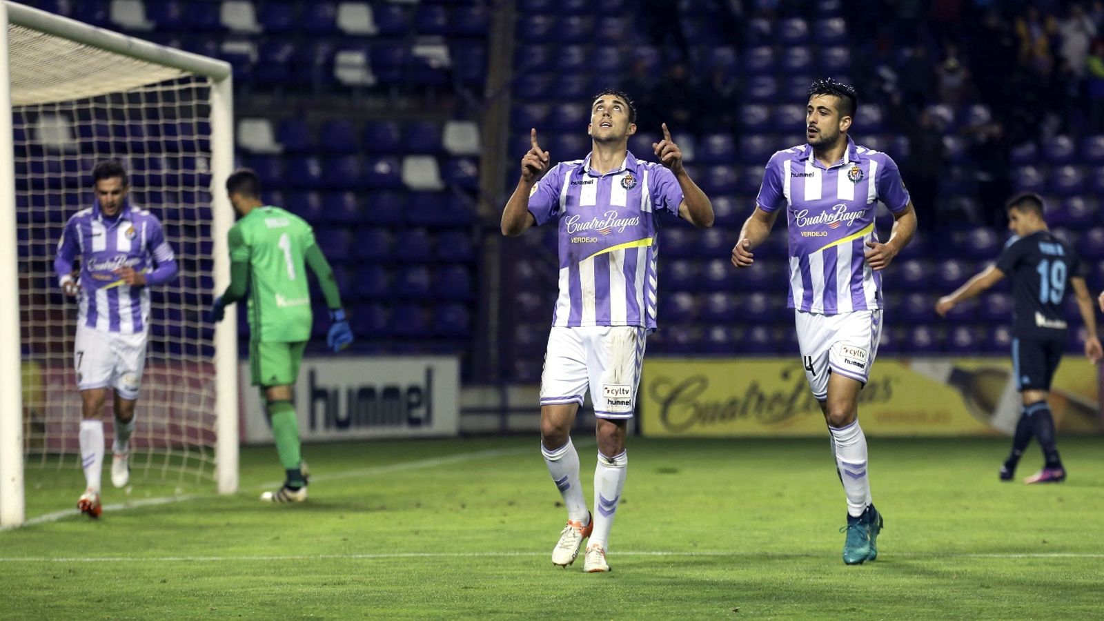 Jaime Mata celebra un gol con la camiseta blanquivioleta.