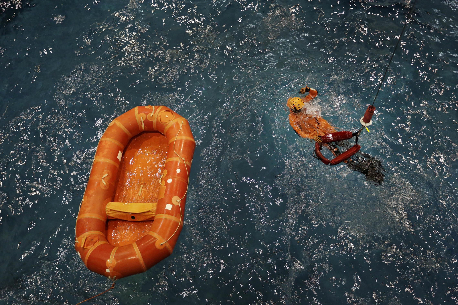 Una jornada de entrenamiento en el simulador de rescates en el mar de la Armada