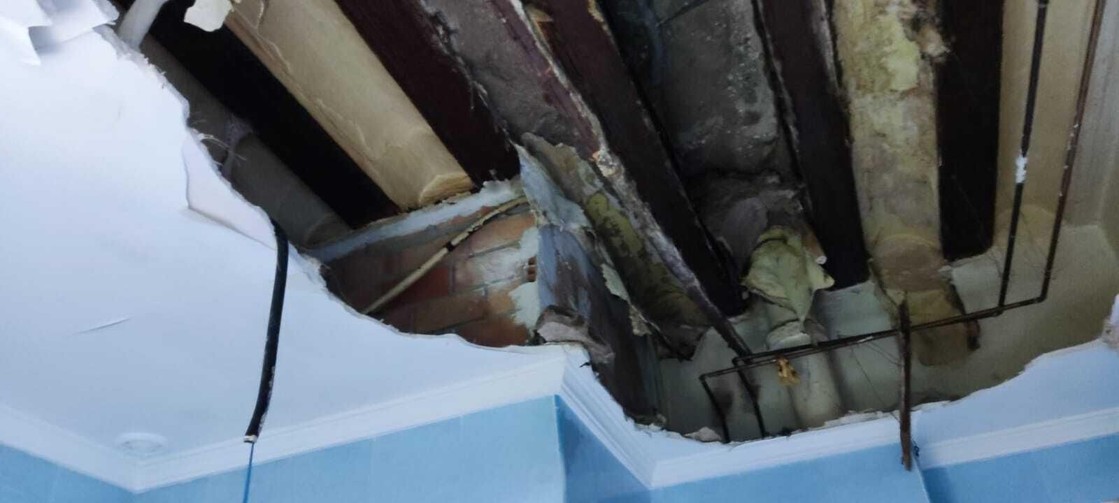 Estado en el que quedó el techo del aseo de la vivienda de la calle Enrique de las Marinas. Estado en el que quedó el techo del aseo de la vivienda de la calle Enrique de las Marinas.