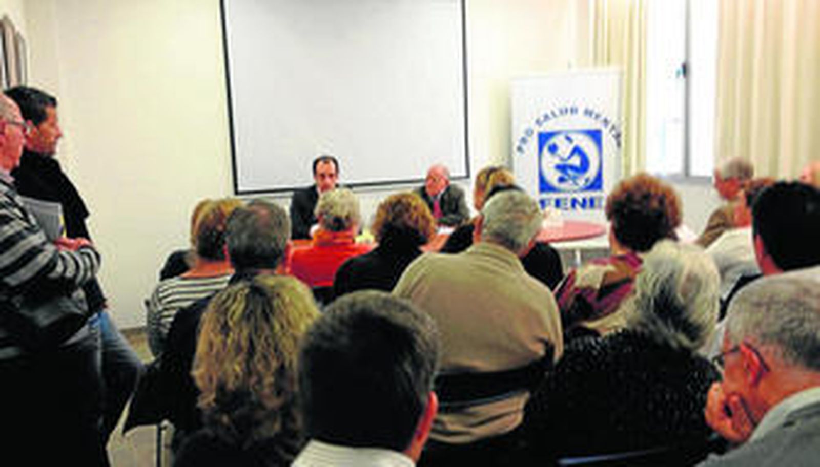 Una charla de familiares en la sede de la Asociación de Familiares con Enfermos de Esquizofrenia.